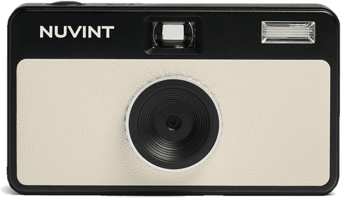 Retro-Digitalkamera Nuvint S2 von vorn: schwarzes Gehäuse, cremefarbene Front, Sucher, Blitz und Objektiv